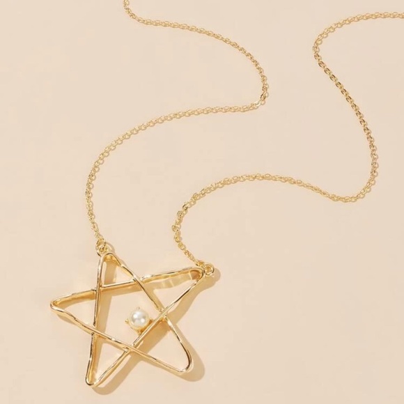 3/$30 💛 Faux Pearl Star Pendant Necklace - Picture 2 of 3